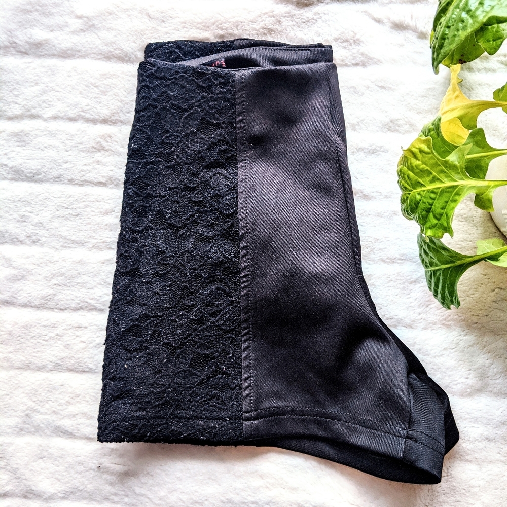 Black SUPRÉ Shorts XS
